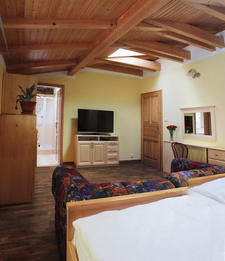 Hotel Orix Яхимов Екстериор снимка