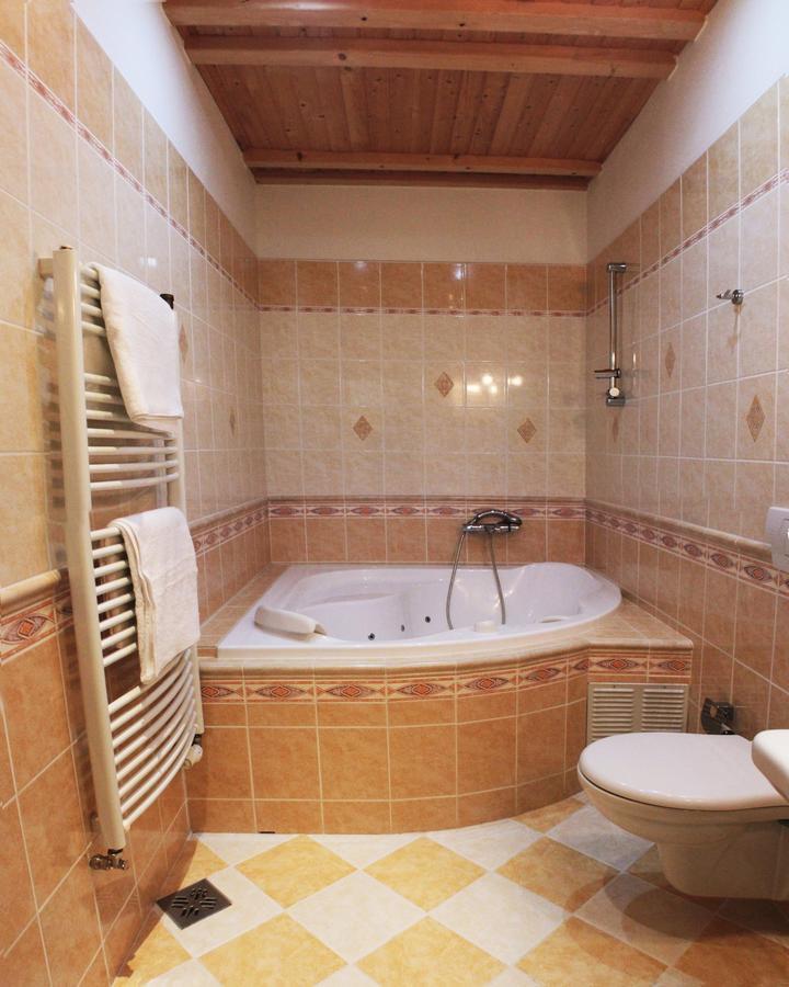 Hotel Orix Яхимов Екстериор снимка