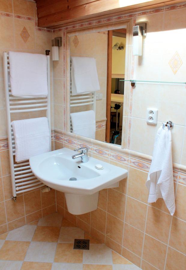 Hotel Orix Яхимов Екстериор снимка