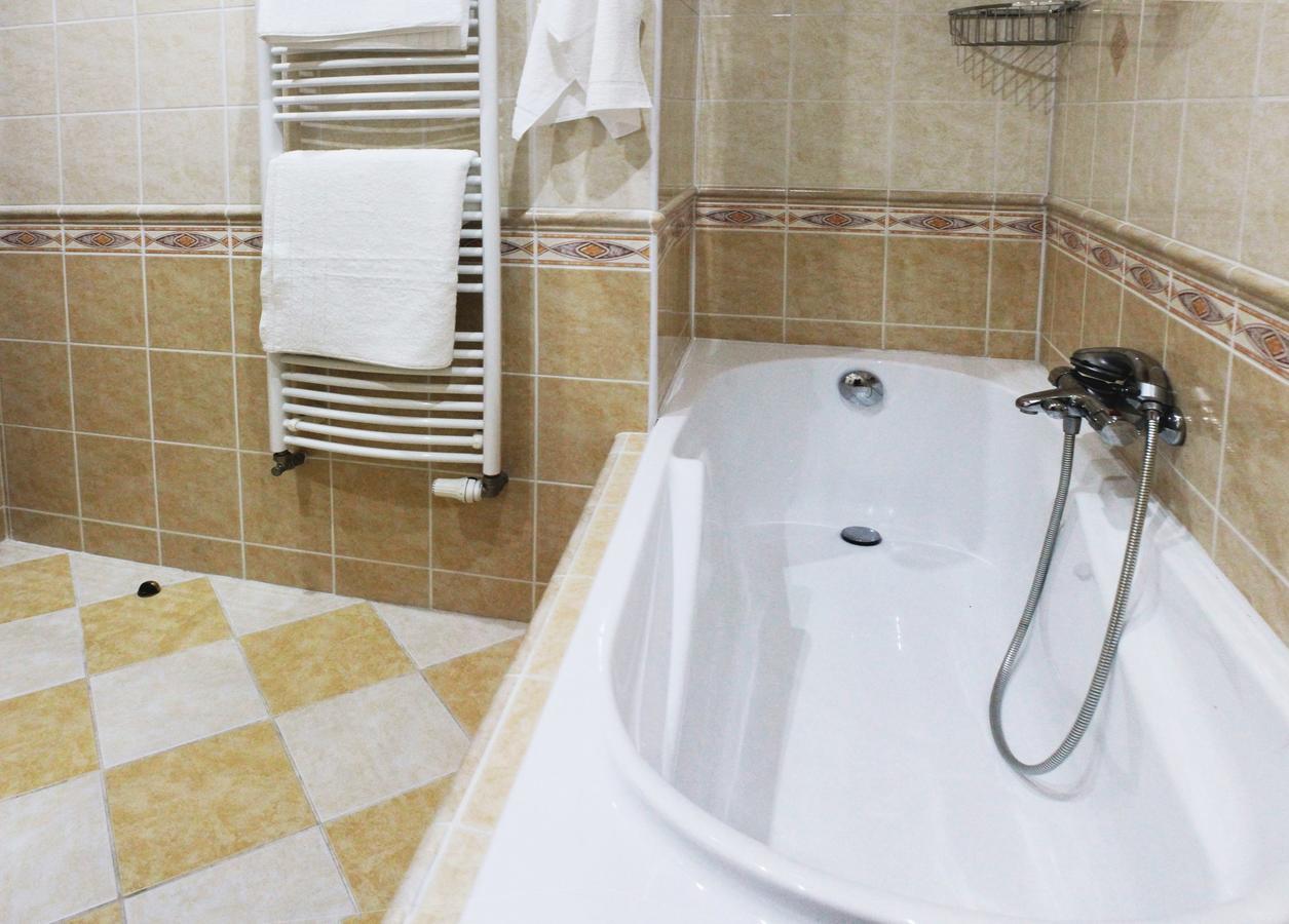 Hotel Orix Яхимов Екстериор снимка