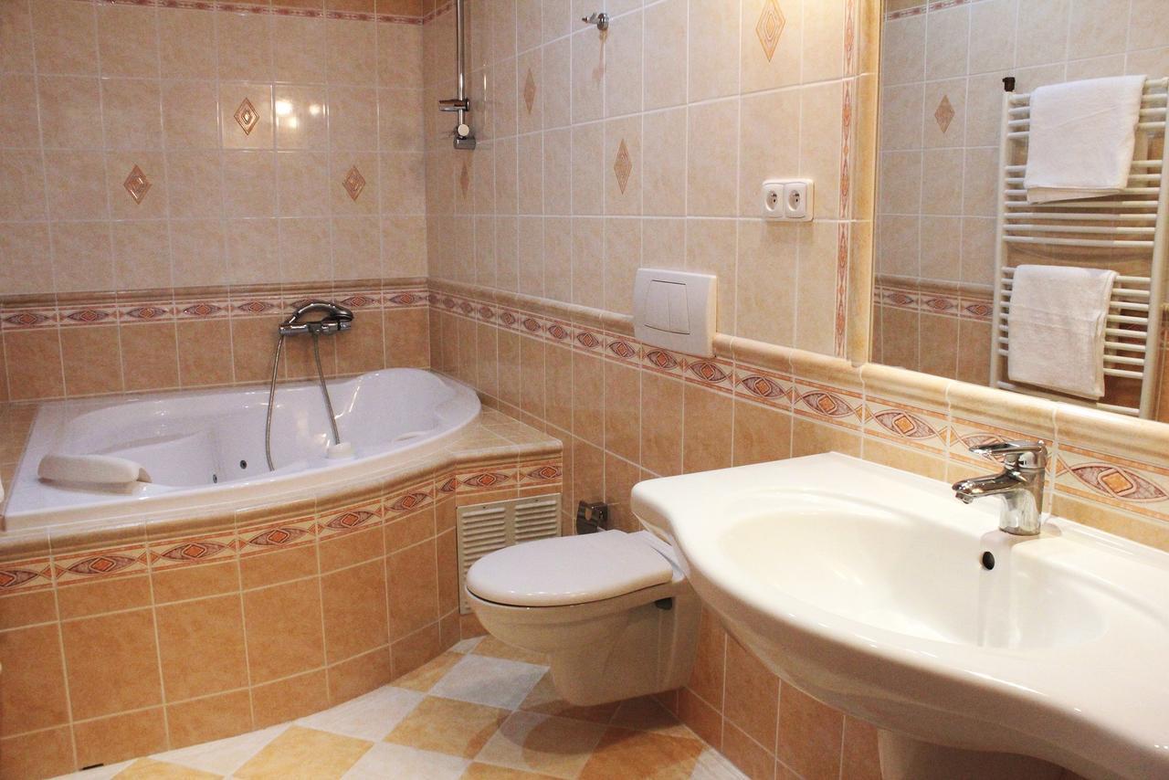 Hotel Orix Яхимов Екстериор снимка